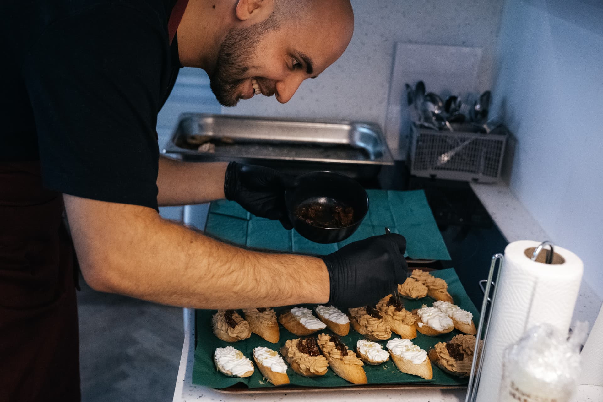 Caterer beim Anrichten von Canapés in der Küche