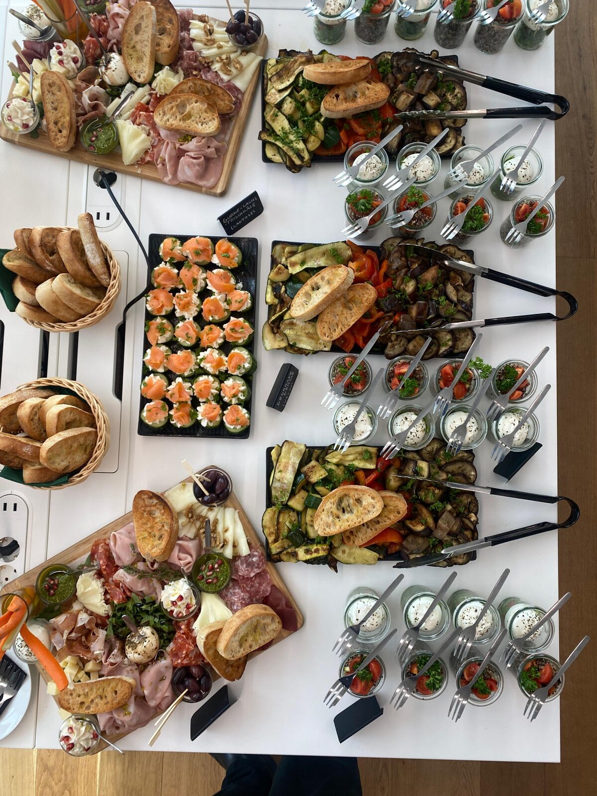 Aufgebautes Momento Buffet mit Taglieri, Antipasti und Gläsern von oben