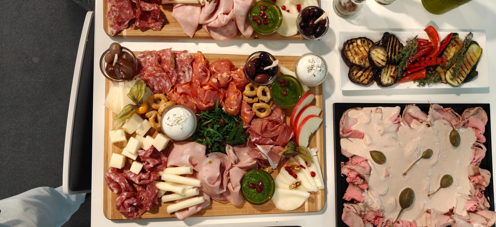 Italienisches Sharing-Buffet mit Salumi, Käse, Grillgemüse und Vitello tonnato