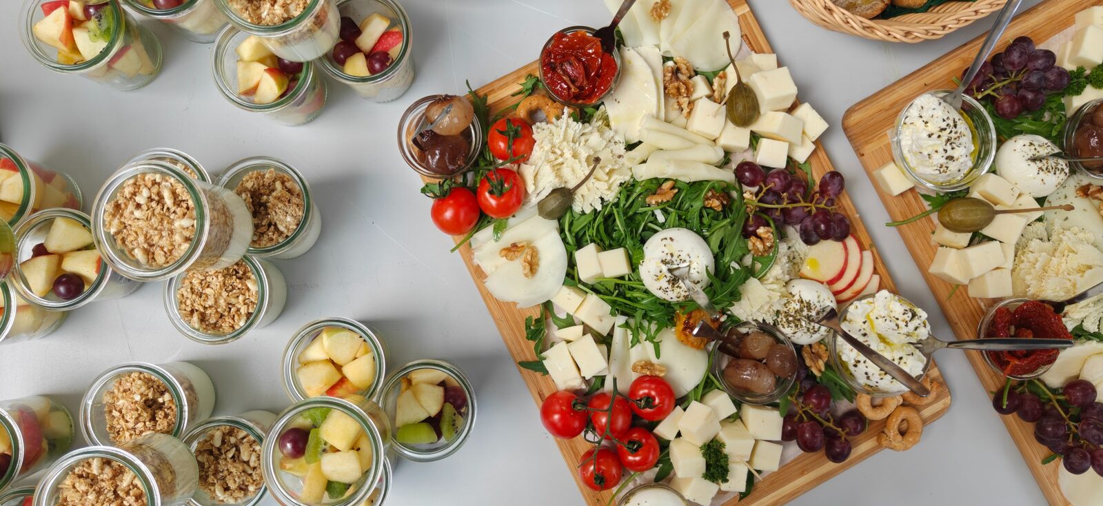Frühstücks-Taglieri und Joghurtgläser von Momento von oben fotografiert