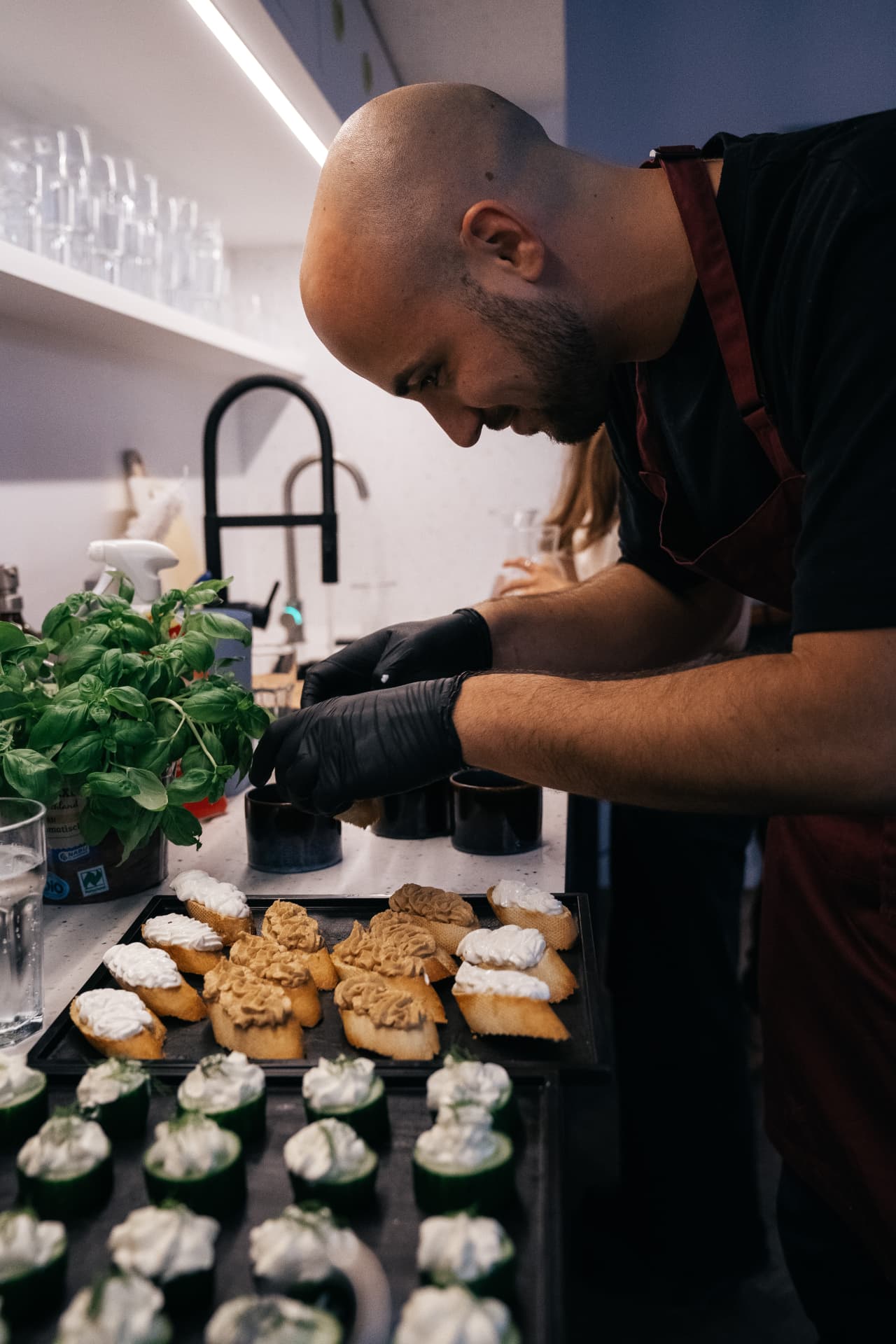 Caterer bei der Vorbereitung von Fingerfood in der Küche