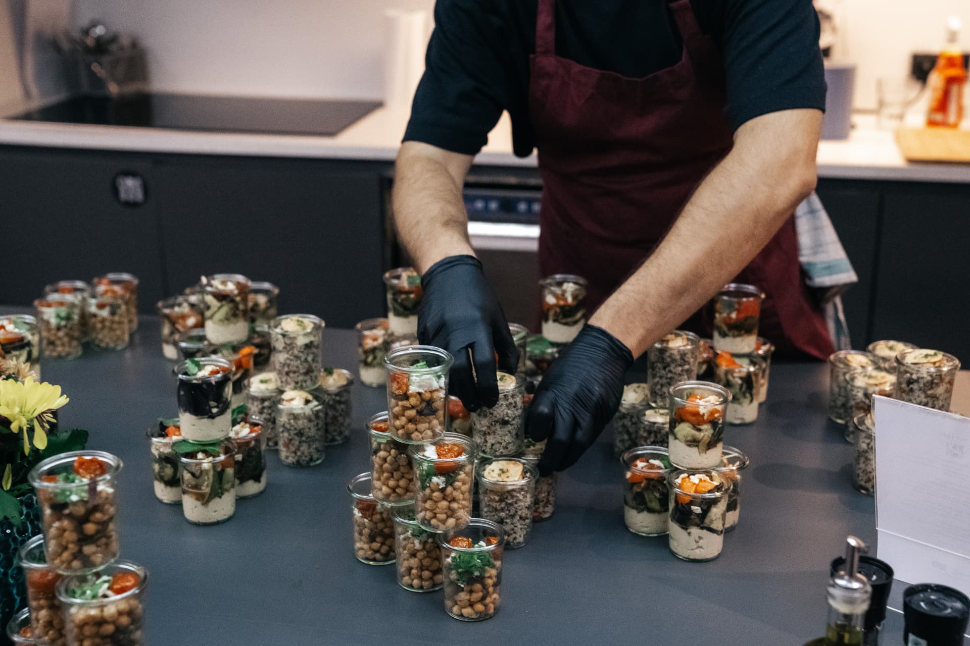 Caterer beim Aufbau von portioniertem Fingerfood
